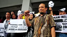 Novel Baswedan mendapatkan dukungan massa saat sidang praperadilan di PN Jakarta Selatan, Jumat (29/5/2015). Aksi tersebut sebagai bentuk dukungan terhadap Novel dan mengecam Bareskrim Polri. (Liputan6.com/Yoppy Renato)