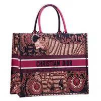 Koleksi Dior Book Tote untuk rekomendasi hadiah Natal dan Akhir Tahun