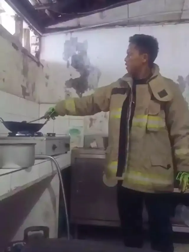 10 Potret Tingkah Orang saat Memasak Ini Nyeleneh Banget, Bikin Geleng Kepala