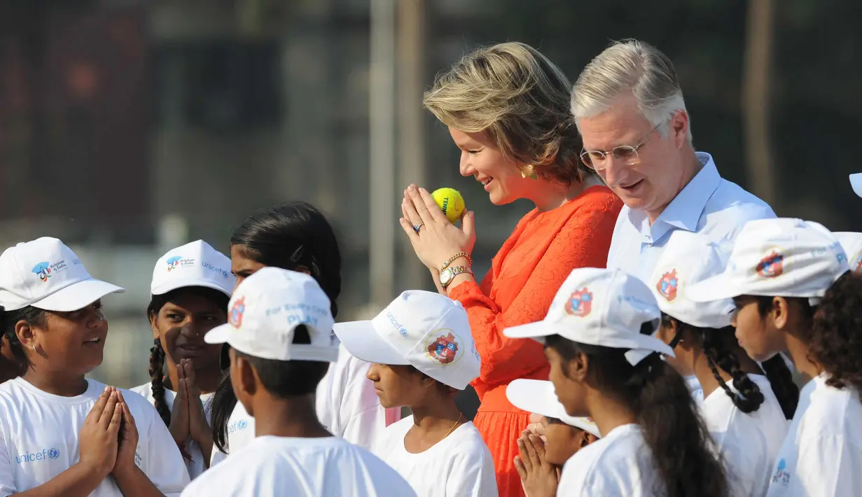 Raja Philippe dan Ratu Belgia Mathilde berbincang dengan anak-anak usai bermain kriket di Oval Maidan di Mumbai, India, Jumat, (10/11). (AFP Photo / Indranil Mukherjee)