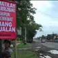 Penyikapan warga atas banyaknya lubang jalanan yang sarkastis (foto : edhie prayitno ige)