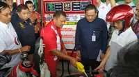 Menteri ESDM Ignasius Jonan meresmikan 2 Stasiun Pengisian Bahan Bakar Umum (SPBU) Bahan Bakar Minyak (BBM) satu harga, di Pulau Nias Sumatera Utara. (Wicak/Liputan6.com)