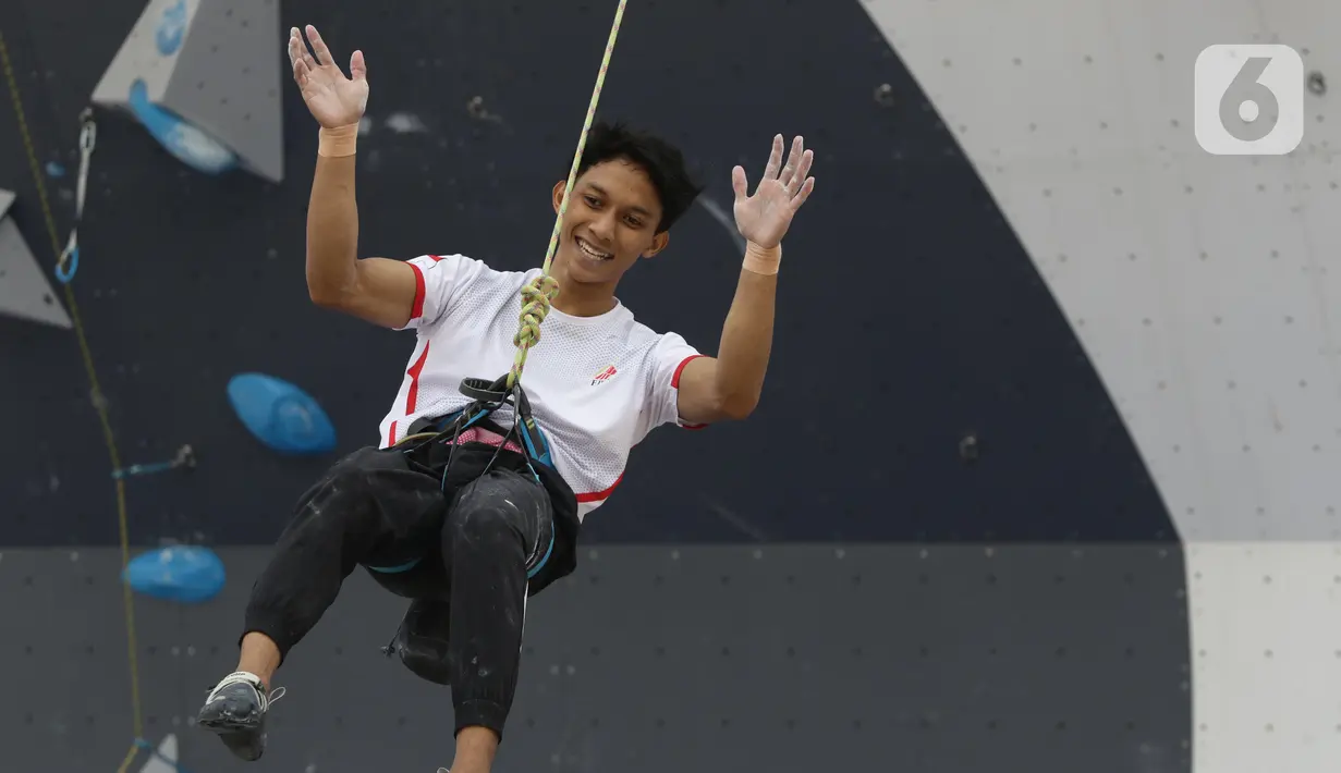 Atlet panjat tebing putra Indonesia, Raviandi Ramadhan usai  terjatuh di babak semifinal kategori lead Kejuaraan Dunia Panjat Tebing 2022 seri Jakarta, Senin (26/9/2022). Sebelumnya empat penggawa putra lolos semifinal lead I Kejuaraan Dunia Panjat Tebing 2022 seri Jakarta. Mereka adalah Ravianto Ramadhan, Raviandi Ramadhan, Musauwir, dan Muhammad Rizky Syahrafli. (Liputan6.com/Helmi Fithriansyah)