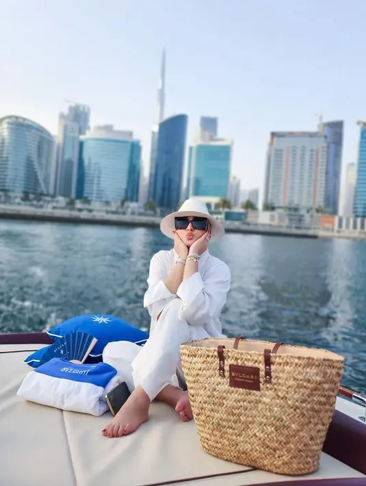 Tampak santai dengan busana serba putih lengkap dengan topi dan kacamata. Dirinya juga terlihat stylish meski menggunakan busana kasual. (Liputan6.com/IG/@princessyahrini)