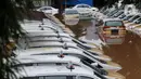 Kondisi dan suasana Pool Taksi Express di kawasan Tanah Kusir yang terendam banjir, Jakarta, Rabu (1/1/2020). Banjir akibat hujan deras yang mengguyur Jakarta dan sekitarnya sejak Selasa sore (31/12/2019) menyebabkan ratusan armada taksi terendam. (Liputan6.com/Johan Tallo)