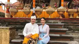 Happy Salma menikah dengan menikah pada Oktober 2010 silam dengan Pangeran Tjokorda Bagus Dwi Santana Kerthyasa. Suaminya merupakan keturunan keluarga kerajaan Ubud Bali yang berdarah Bali-Australia. Tak heran jika Happy Salma kerap tampil dengan kebaya Bali. (Liputan6.com/IG/@happysalma)