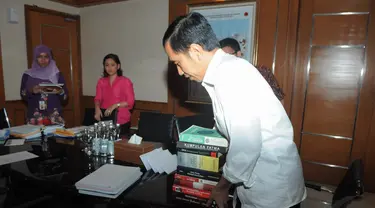 Jokowi mengemasi barang-barang miliknya dari ruang kerja Gubernur DKI di Balaikota Jakarta, (17/10/14). (Liputan6.com/Herman Zakharia)