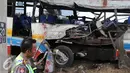 Penampakan bus PO Rukun Sayur yang menghantam tiang jembatan penyebrangan di KM 202, Jawa Barat, Selasa (14/7/2015). Kecelakaan tersebut menyebabkan 11 orang tewas dan 27 luka - luka. (Liputan6.com/Herman Zakharia)