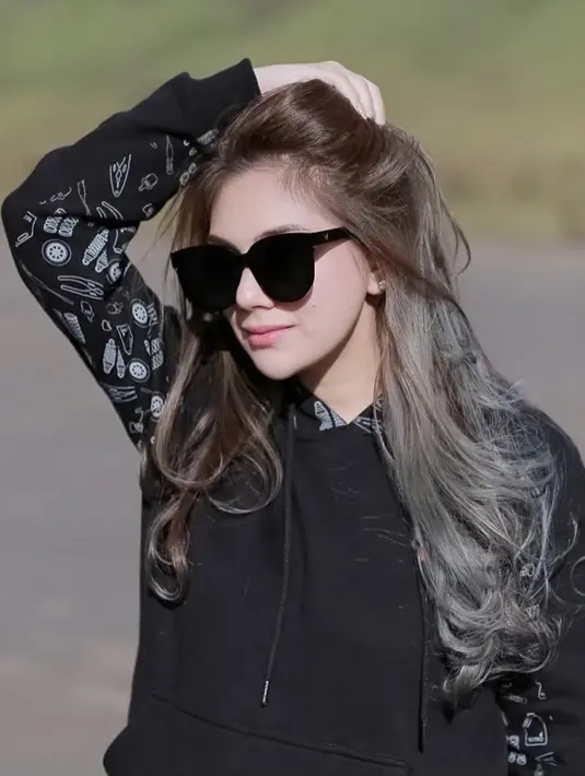 Hanya pakai hoodie hitam dan kacamata gelap, istri Stefan William ini begitu memukau. Penampilannya ini saat ia liburan ke Gunung Bromo. (Liputan6.com/IG/@celine_evangelista)