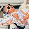 Baby Ara saat berjemur. Dia megenakan kacamata yang kebesaran untuk menghalau sinar matahari langsung. (Foto: Instagram/ _irishbella_)