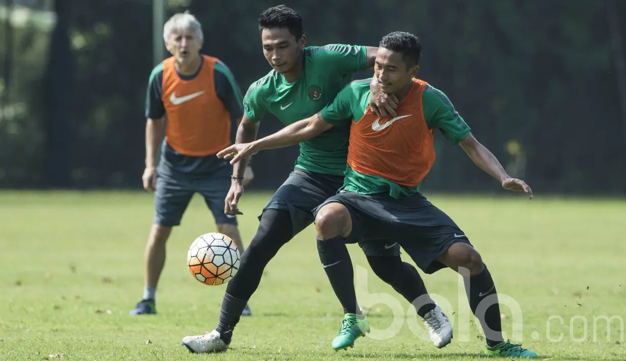 Bek Timnas Indonesia U-22, Ricky Fajrin, berusaha melewati Bagas Adi saat latihan di Lapangan SPH Karawaci, Banten, Kamis (20/4/2017). (Bola.com/Vitalis Yogi Trisna)