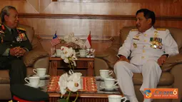 Citizen6, Jakarta: Panglima TNI  Marsma TNI Prayitno, menerima CC PAT Malaysia, YBhg Jeneral Tan Sri Dato’ Sri Zulkifeli bin Mohd Zin, di ruang tamu Panglima TNI, Merdeka Barat Jakarta, Selasa (17/7). (Pengirim: Badarudin Bakri).