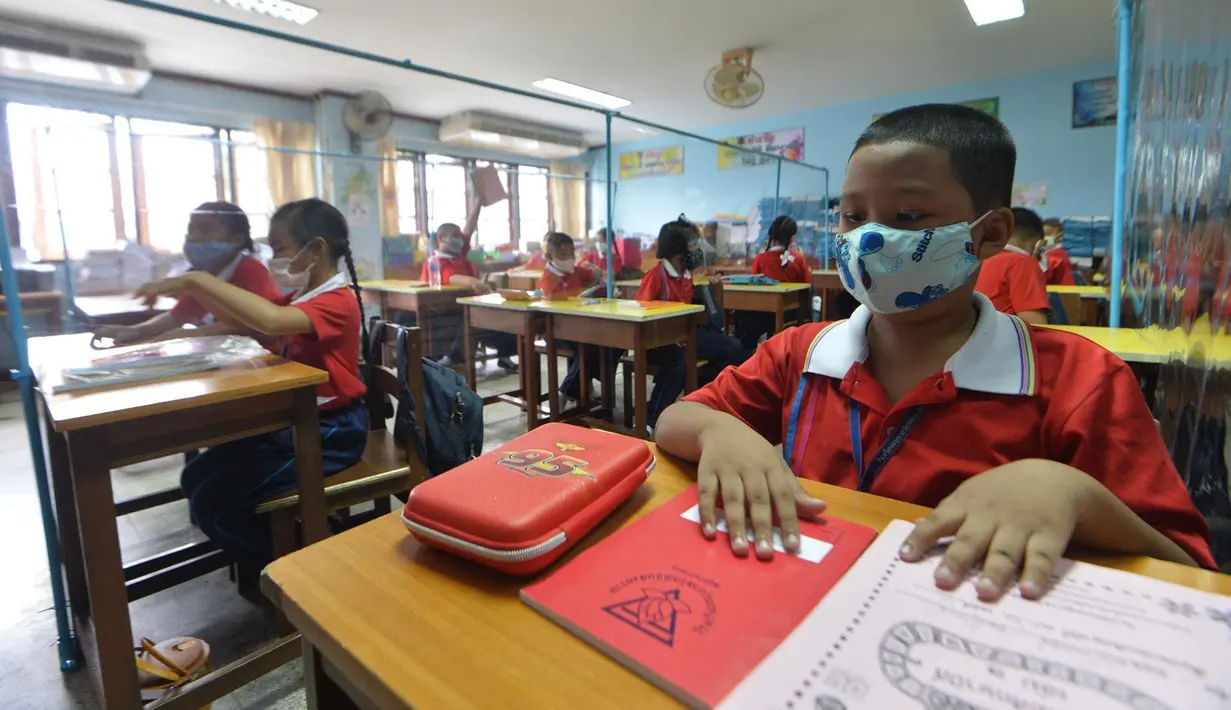 Para siswa yang memakai masker terlihat pada jam istirahat di sebuah sekolah di Bangkok, Thailand (1/7/2020). Sekolah-sekolah di Thailand telah dibuka kembali pada Rabu (1/7). (Xinhua/Rachen Sageamsak)