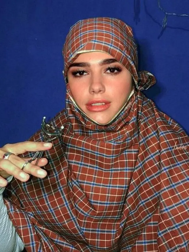 6 Editan Foto Seleb Dunia Pakai Sarung Ini Bikin Tepuk Jidat, Kocak