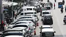 Kendaraan roda empat parkir di bahu Jalan Pramuka, Jakarta, Jumat (20/11). Banyaknya kendaraan pribadi yang parkir di kawasan tersebut menjadi salah satu penyebab kemacetan. terutama saat pagi hingga siang hari. (Liputan6.com/Immanuel Antonius)