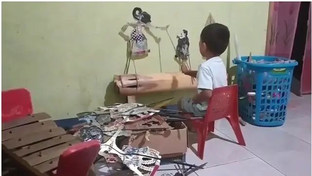 Video Bocah Jadi Dalang Cilik Marah ke Ayahnya Karena Salah Nada, Curi Perhatian