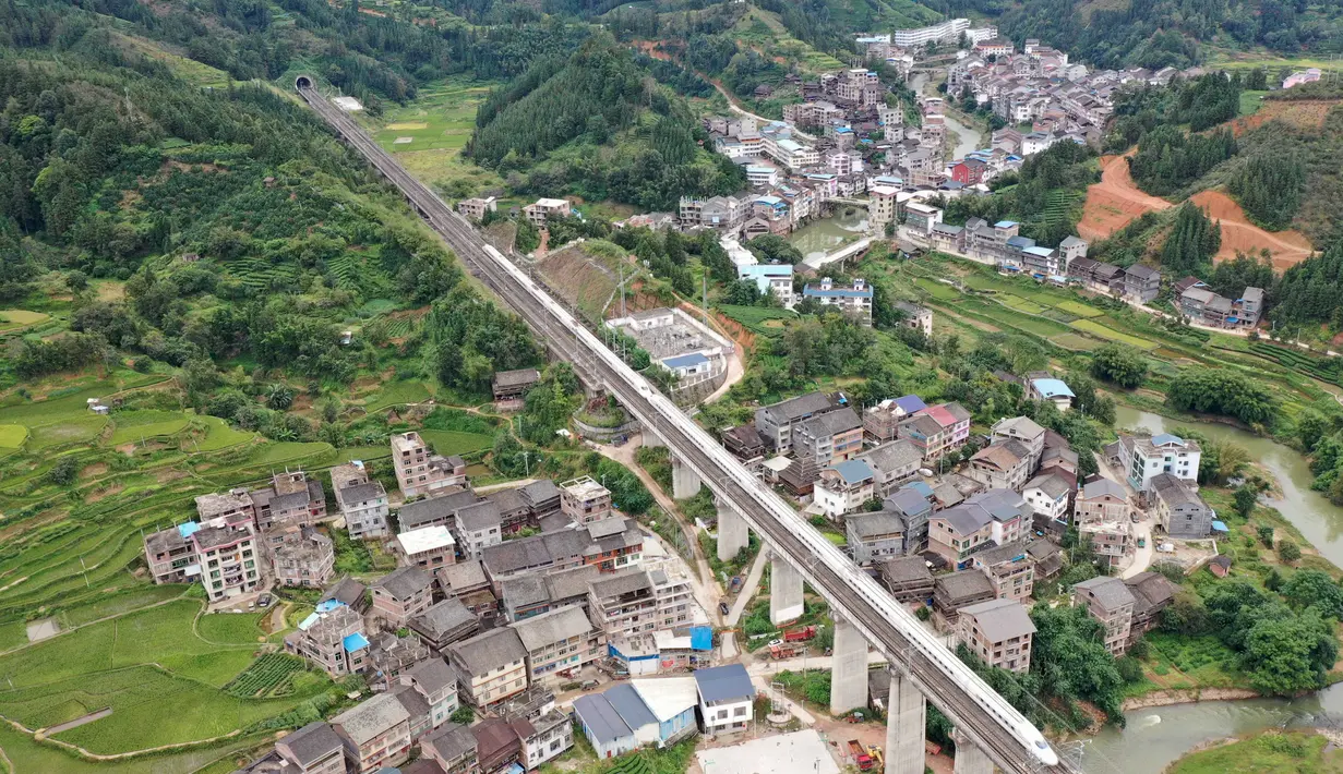 Jalur kereta cepat Guiyang-Guangzhou di Wilayah Otonom Etnis Dong Sanjiang di Kota Liuzhou, China pada 4 Oktober 2020. Sejak jalur kereta cepat Guiyang-Guangzhou beroperasi pada 2014, Sanjiang telah melakukan segala upaya untuk meningkatkan perekonomian melalui pariwisata. (Xinhua/Gong Pukang)