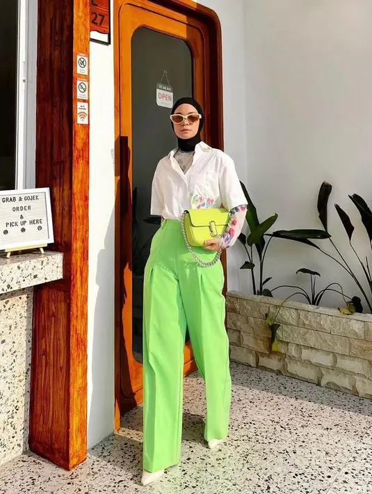 Bagi kamu yang suka tampil nyentrik, gaya quirky ala Tantri Namirah satu ini bisa ditiru. Padukan inner bermotif dengan kemeja putih pendek dan high waisted pants warna neon. @tantrinamirah.