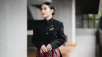 Prilly Latuconsina tampil mengenakan kebaya janggan yang dimodifikasi menjadi model crop dengan train pendek. Dipadukan bawahan celana panjang motif batik warna merah. [@prillylatuconsina96]