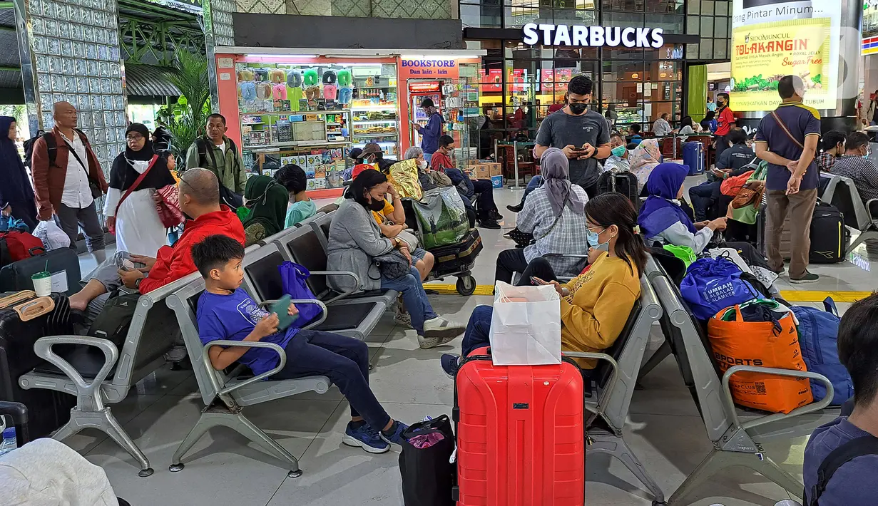 Penumpang kereta api jarak jauh menunggu di Stasiun Gambir, Jakarta Pusat, Rabu (21/12/2022). Jelang Natal dan Tahun Baru PT KAI mengantisipasi cuaca ekstrem dan daerah rawan, Daop 1 Jakarta menyiapkan Alat Material Untuk Siaga (AMUS) yang ditempatkan di lokasi rawan apabila terjadi hambatan akibat cuaca ekstrem seperti banjir, amblesan dan tanah longsor. AMUS yang siapkan berupa batu balas, bantalan rel, pasir, karung, besi (untuk jembatan), alat penambat rel, dan alat berat lainnya. (Liputan6.com/Johan Tallo)