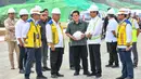 Selain infrastruktur jalan, pemerintah juga menyiapkan fasilitas dan sarana pendukungnya seperti tempat istirahat. Selain itu, pemerintah juga menyiapkan ribuan pohon untuk ditanami di sepanjang jalan tol tersebut. (Foto: Dok. Sekretariat Presiden)