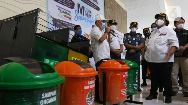 FOTO: Pantau Mudik, Menteri LHK Siti Nurbaya Sapa Anak-Anak