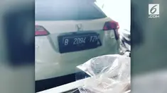 Sebuah video viral di medsos dan menunjukkan sebuah mobil dengan plat nomor yang bisa berubah ganjil atau genap. Hal ini membuat polisi memburu pemilik mobil tersebut.
