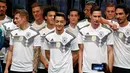 Pemain Timnas Jerman berpose memperkenalkan jersey terbaru untuk Piala Dunia 2018 di Berlin (7/11). Jersey ini terinspirasi dari kostum yang pernah dikenakan pada Piala Dunia 1990. (AFP Photo/Ganjil Andersen)