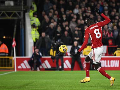 Pemain Nottingham Forest, Cheikhou Kouyate (kanan), yang sudah berhadapan satu lawan satu dengan penjaga gawang Tottenham Hotspur, Guglielmo Vicario, gagal mencetak gol dalam pertandingan pekan ke-17 Liga Inggris 2023/2024 yang berlangsung di The City Ground, Sabtu (16/12/2023) dini hari WIB. (AFP/Oli Scarff)