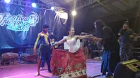 Perpaduan tari tradisional dan body painting dalam panggung hiburan Festival Ujungan, Banjarnegara. (Liputan6.com/Yusmanto/Muhamad Ridlo)