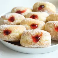 Ilustrasi donat bomboloni empuk./Copyright shutterstock.com/g/Arni%27s+Indonesia