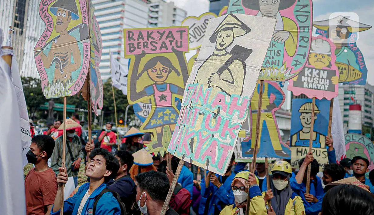Massa aksi yang tergabung dalam Aliansi Gerakan Buruh Bersama Rakyat (Gebrak) bersama mahasiswa saat menggelar aksi unjuk rasa di kawasan Patung Kuda, Jakarta, Sabtu (21/5/2022). Aksi ini juga dilatarbelakangi oleh keadaan harga bahan pokok dan komoditas lainnya yang semakin terkerek. (Liputan6.com/Faizal Fanani)