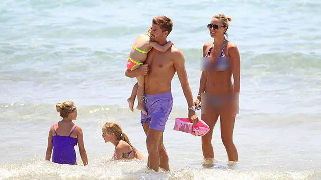 Serunya Steven Gerrard Liburan ke Pantai Bareng Keluarga