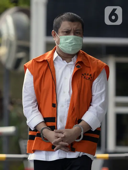 Bupati nonaktif Bengkalis Amril Mukminin (kanan) usai menandatangani penyerahan berkas P21 tahap 2 di Gedung KPK, Jakarta, Kamis (4/6/2020). Amril Mukminin segera disidangkan terkait kasus dugaan menerima suap proyek pembangunan jalan Duri-Sei Pakning. (merdeka.com/Dwi Narwoko)