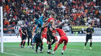 Kiper Borneo FC Samarinda, Nadeo Argawinata, berusaha menghalau bola saat melawan Persija Jakarta dalam laga pekan ke-24 BRI Super League di Jakarta International Stadium (JIS), Selasa (3/3/2026). (Bola.com/M Iqbal Ichsan)