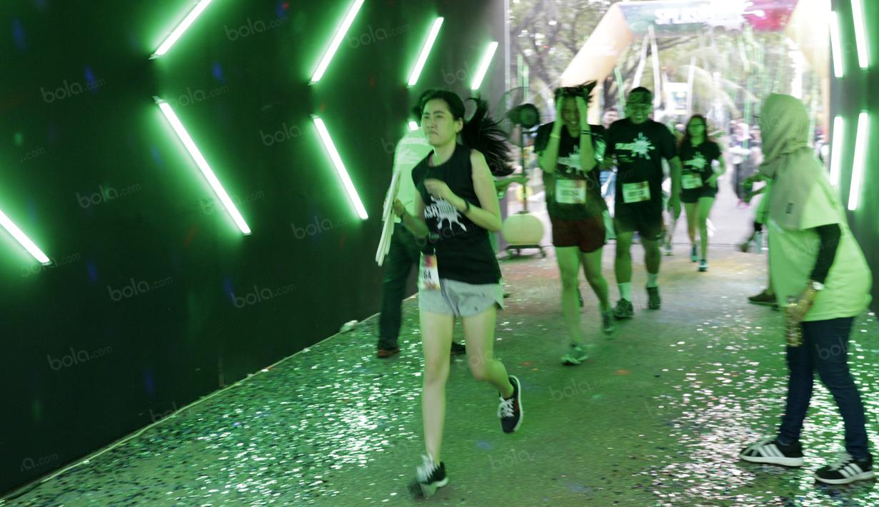 Peserta saat melewati zona Gliter pada ajang Splash Run di Pantai Carnaval, Ancol, Sabtu (30/7/2016). (Bola.com/Nicklas Hanoatubun)
