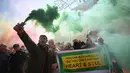 Demonstrasi yang melibatkan banyak penggemar juga terjadi di luar Old Trafford. Suporter menumpahkan kekecewaan setelah bertahun-tahun tidak puas dengan kepemimpinan Glazers, ditambah dengan keterlibatan petinggi klub di Liga Super Eropa. (Foto: AFP/Oli Scarff)