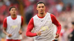 Pemain Liverpool, Trent Alexander-Arnold melakukan pemanasan saat laga lanjutan Liga Inggris 2024/2025 melawan Arsenal di Anfield, Liverpool, Inggris, Minggu (11/05/2025) waktu setempat. (AFP/Peter Powell)
