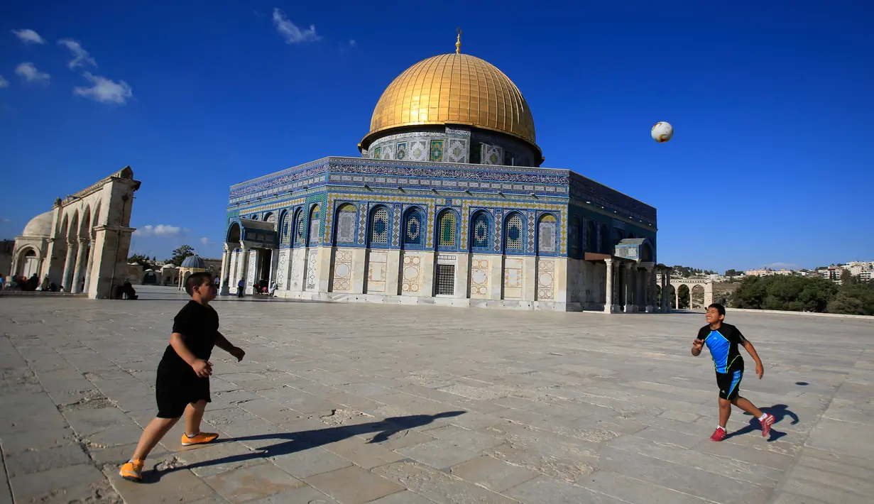 Selain Masjid Al-Aqsa, di wilayah itu adalah Dome of Rock. Dome of Rock ini berbentuk persegi delapan, berkubah emas, dan masih berada di dalam kompleks Masjid Al Aqsa. Bangunan itu bahkan sering disebut sebagai Masjid Al-Aqsa. (AP/Hatem Moussa)
