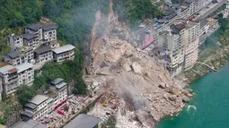 Petugas penyelamat mencari korban selamat di lokasi tanah longsor di Kabupaten Pengshui, Chongqing, Tiongkok, Sabtu, 17 Juli 2026. (AFP/ CNS)