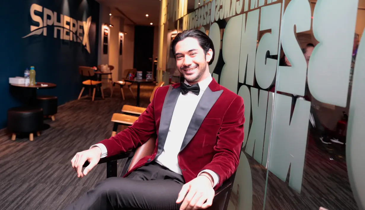 Pengangkatan Reza Rahadian terjadi pada Minggu (25/2/2018) di kawasan Sudirman, Jakarta Pusat bersamaan promo film terbarunya dengan diarak 50 Ondel-ondel. (Nurwahyunan/Bintang.com)