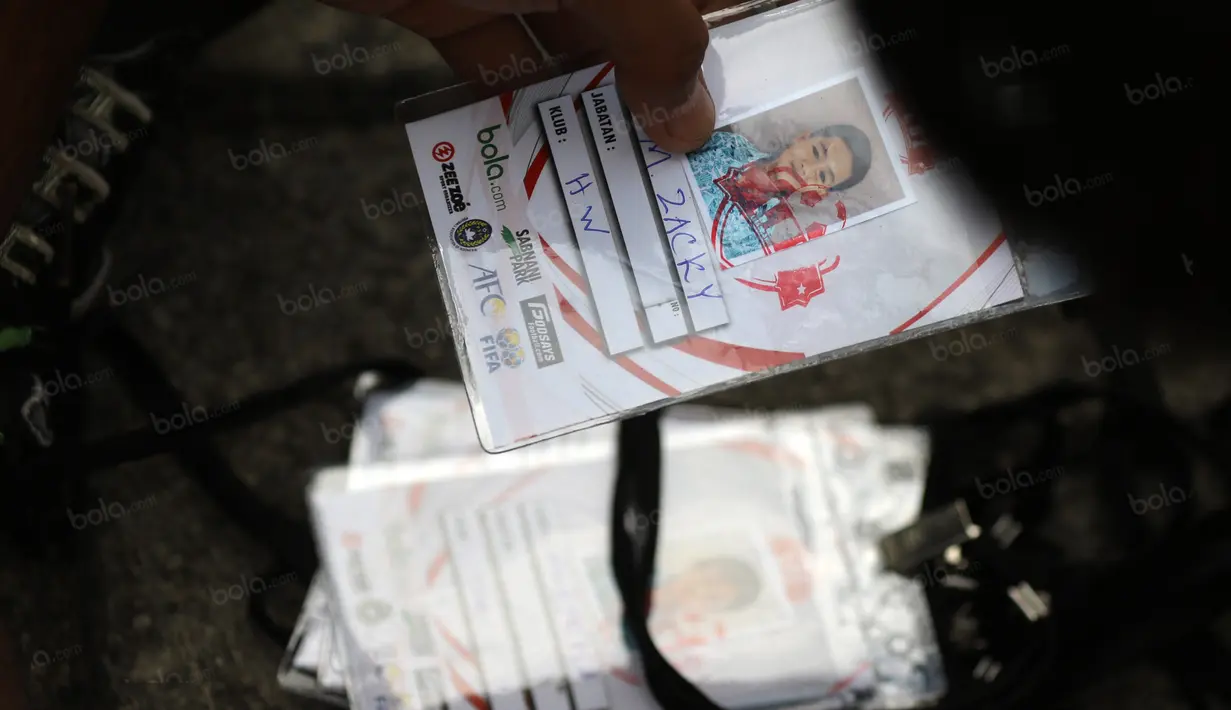 Tanda pengenal peserta Liga Bola Indonesia di Lapangan Sabnani Park, Serpong, Minggu (7/8/2016). (Bola.com/Nicklas Hanoatubun)