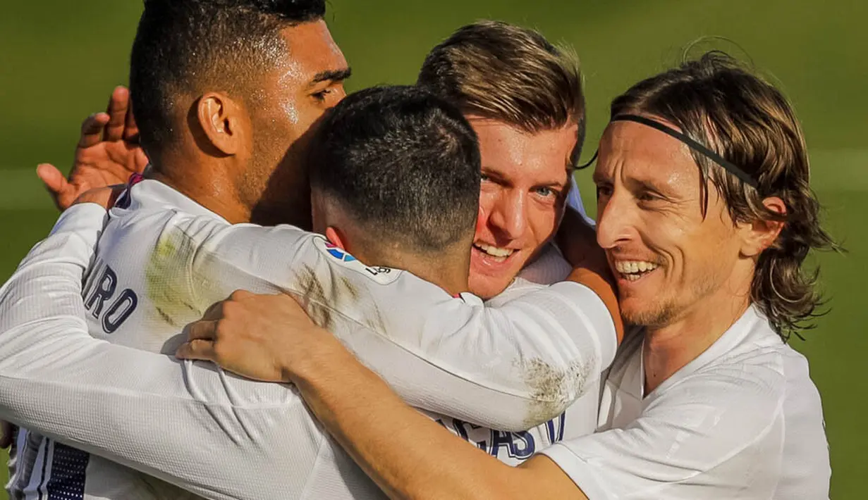 Para pemain Real Madrid merayakan gol yang dicetak oleh Toni Kroos ke gawang Valencia pada laga Liga Spanyol di Stadion Alfredo Di Stefano, Minggu (14/2/2021). Real Madrid menang dengan skor 2-0. (AP/Manu Fernandez)