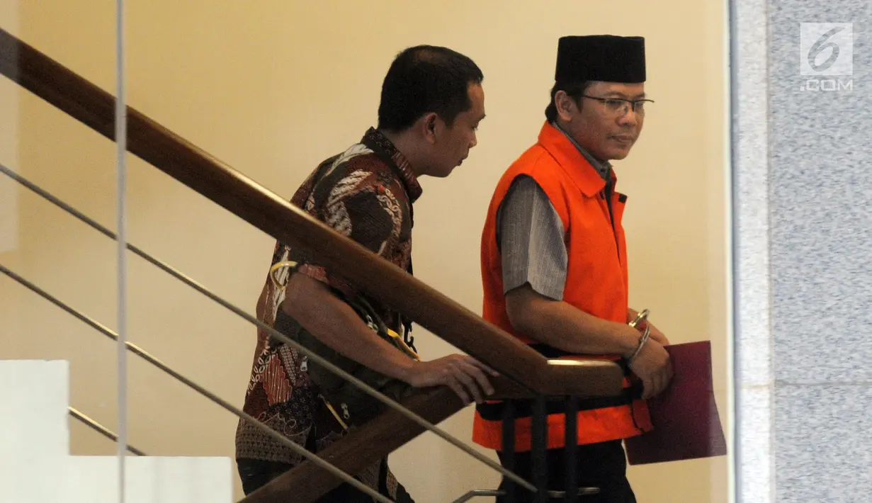 Wakil Ketua DPR Bidang Keuangan nonaktif Taufik Kurniawan (kanan) tiba di Gedung KPK, Jakarta, Selasa (5/3). Taufik diperiksa sebagai tersangka kasus dugaan suap Rp 3,6 miliar dalam pengurusan DAK Kebumem TA 2016. (merdeka.com/Dwi Narwoko)