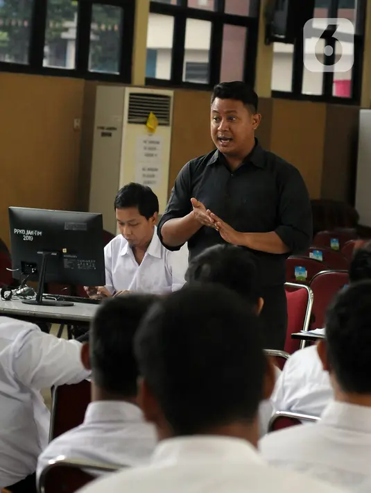 <p>Pusat Pelatihan Kerja daerah (PPKD) Jakarta Timur akan menyaring lagi sekitar 20 orang dari peserta yang mengikuti ujian tes tulis dan wawancara saat ini. (merdeka.com/Imam Buhori)</p>