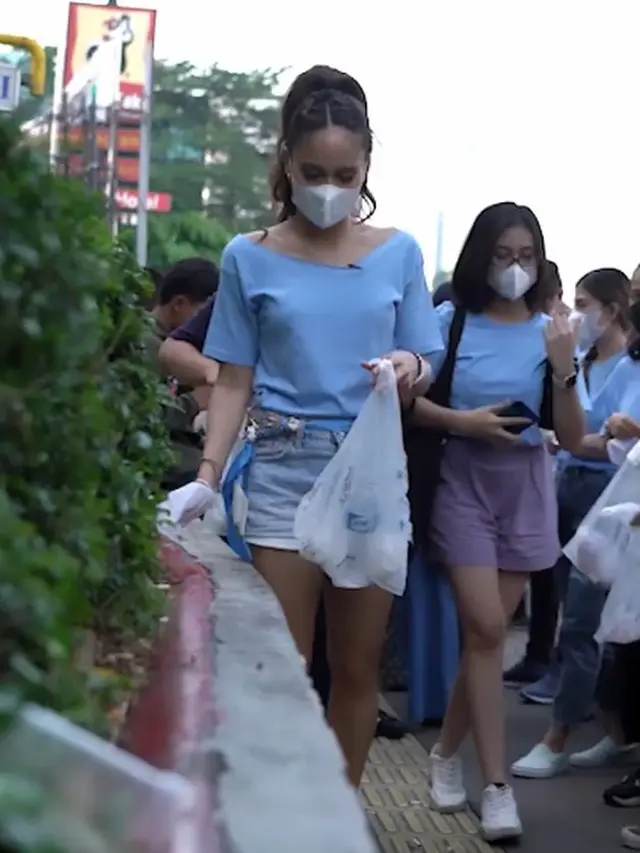 Tuai Pujian, Ini 6 Momen Cinta Laura Pungut Sampah di Citayam Fashion Week