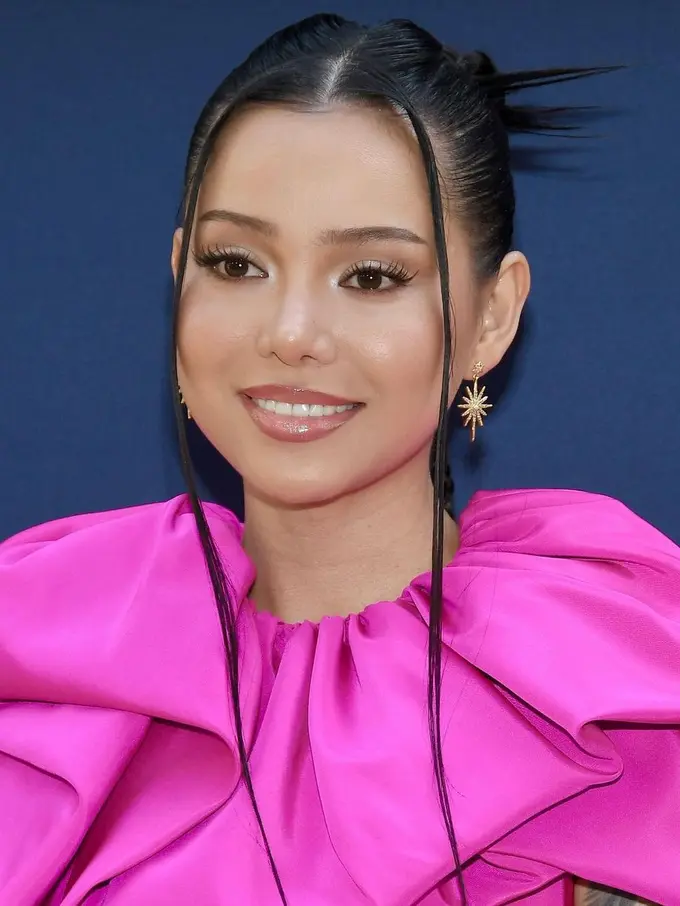 Bella Poarch (https://www.instagram.com/p/Cd4eSqErXUT/)