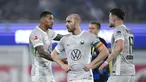 Pemain VfL Wolfsburg, Christian Eriksen, tampak kecewa setelah kalah 1-2 dari SC Paderborn pada leg kedua playoff promosi/degradasi di Home Duluxe Arena pada Selasa (26/5/2026) dini hari WIB. (AFP/Ina Fassbender)