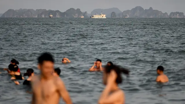 Begini Penuhnya Pantai di Vietnam Setelah Corona Mereda