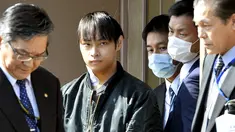 Kabu Terauchi (kedua kiri) dikawal petugas meninggalkan rumah sakit menuju kantor polisi di Izunokuni, Jepang, Kamis (31/3). Pria 23 tahun itu ditangkap lantaran menyekap gadis remaja selama dua tahun di dalam apartemen miliknya. (REUTERS/Kyodo)